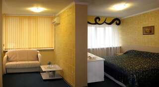 Гостиница Солнечный Ольгинка Люкс с 2 спальнями с видом на бассейн-2